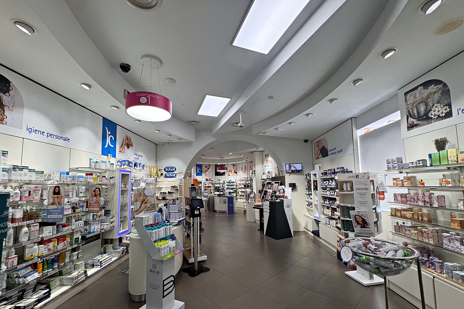 L'interno della Farmacia Della Corte, con i reparti in fila sotto gli archi