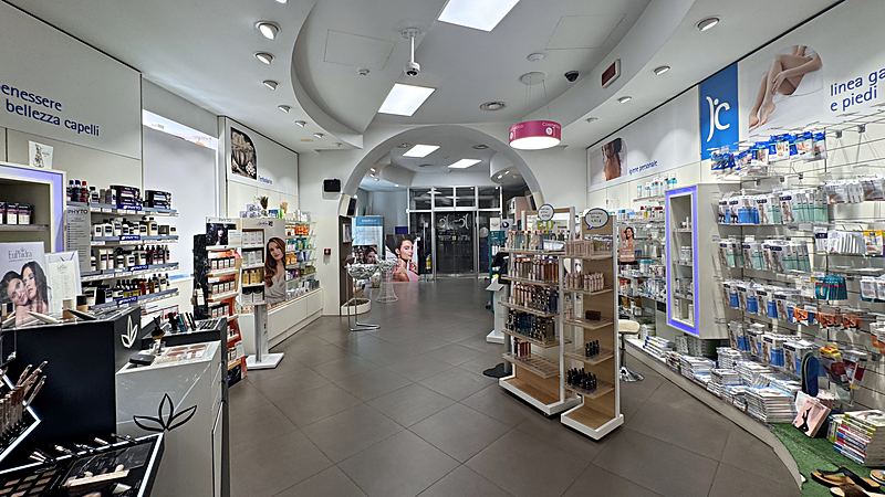 La farmacia vista dal banco verso l'ingresso